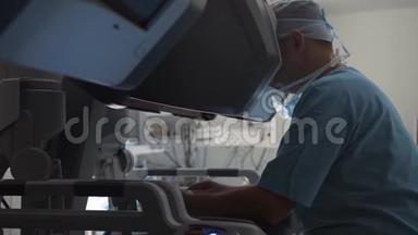 外科医生操作机器人手术机，微创达芬奇系统